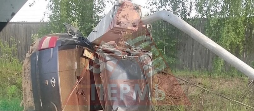 В селе Пермского края легковушка снесла столб и перевернулась Водитель автомобиля получил травму