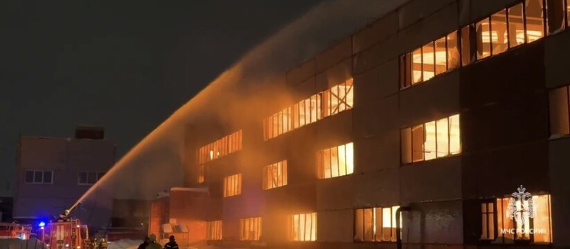 В Перми горит крупный склад Ранним утром 28 января в Перми произошёл крупны...