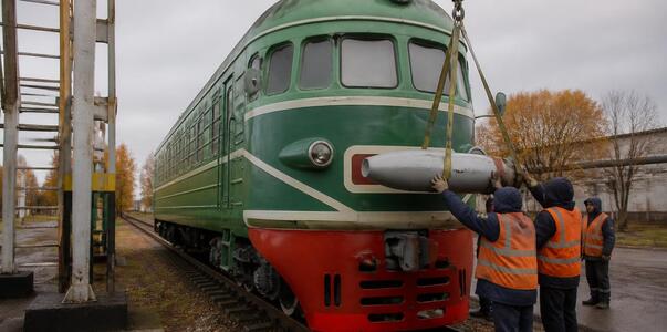 В Перми открыли памятник электричке 90-х и зало...