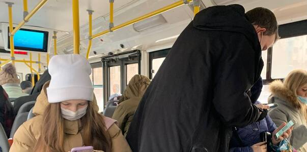 Под Пермью водитель автобуса высадил людей на м...