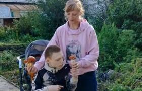 Мама забрала ребёнка из интерната после долгой ...