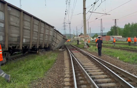 Вагоны поезда сошли с рельсов и опрокинулись на...