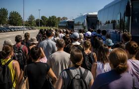 Пермяки стоят в очереди на автобусы к авиафести...