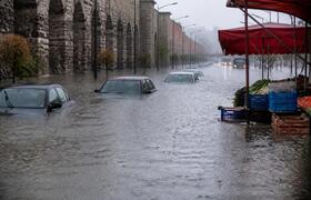 Стамбул тонет: ливни парализовали движение и за...