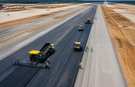 В аэропорту Перми начали асфальтировать перрон ...
