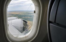 Кусок двигателя Ryanair пробил иллюминатор и ра...