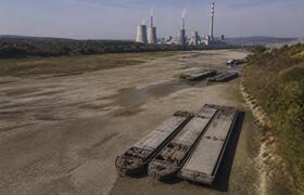 Обмеление Рейна затруднило поставки угля на нем...