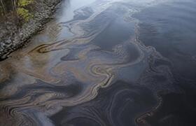 Разлив нефтепродуктов в реки Пыж и Мулянку пров...