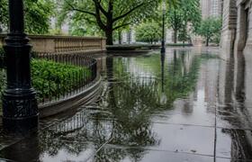 После ливня сквер у площади Гайдара в Перми зал...