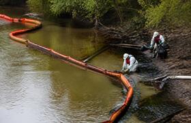 Утечку нефтепродуктов в реки Мулянка и Пыж оста...