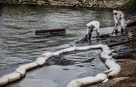 На ликвидации разлива нефтепродуктов в Перми ра...