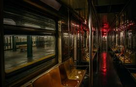 Почти 700 пассажиров застряли в вагоне метро на...