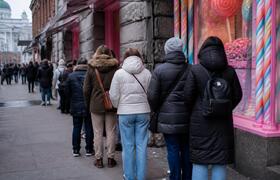 Очередь к магазину шведских конфет Bubs собрала...
