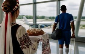 «Динамо» встретило новичка из Гаити с караваем ...