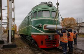 В Перми открыли памятник электричке 90-х и зало...