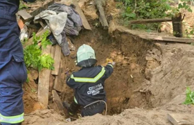 В Перми спасатели достали мужчину из заваленной овощной ямы