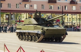 Участница парада в Перми потеряла туфлю