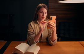 Как выбрать подарок к 8 Марта с помощью нейросе...