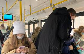 Под Пермью водитель автобуса высадил людей на м...